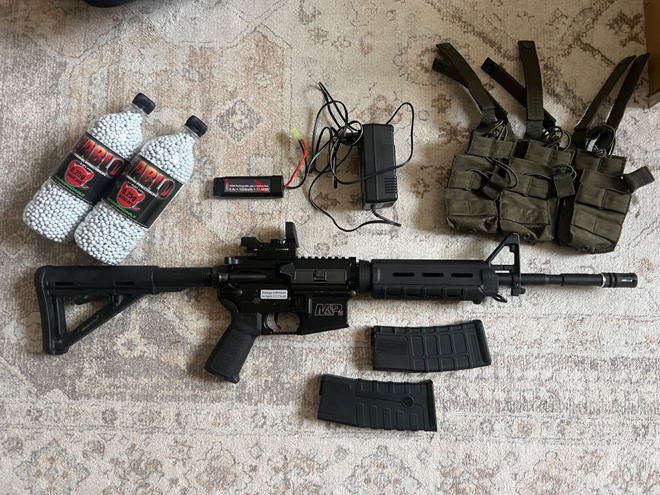 Hyväkuntoinen M&P 15 airsoft/kuula-ase Magpul osilla