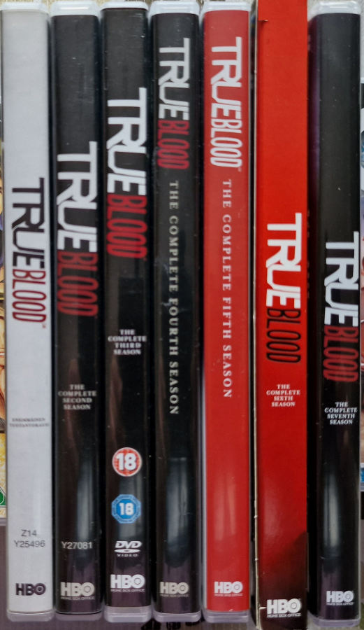 TRUE BLOOD kaudet 1 - 7 - DVD boxit  (Koko sarja)