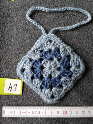 Alina´s Handmade virkattu avaimenperä airpodin suojakoteloon