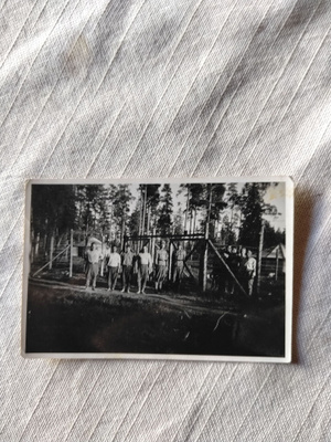 sotavalokuva vankileiriltä