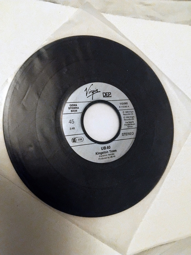 UB 40 - Kinston Town 7'' vinyylisinkku