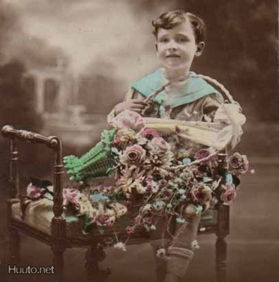LAPSI / Romanttinen kukka-asetelma ja poika. 1900-l.