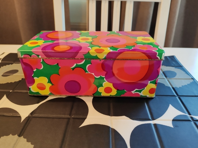 Retro peltinen kukkarasia/ vanha kahvipaketti rasia