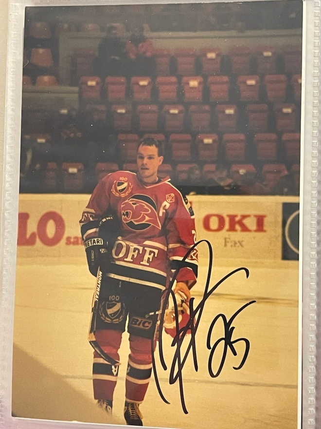 Jarkko Ruutu (HIFK) nimikirjoitus valokuvassa