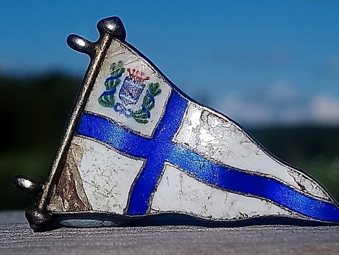 Hopeinen Emalinen lippu. Leimalla C 5. Halkaisija - 33 mm.