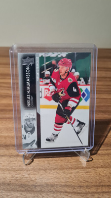 2021-22 UD Series 1 Variante French Niklas Hjalmarsson #10