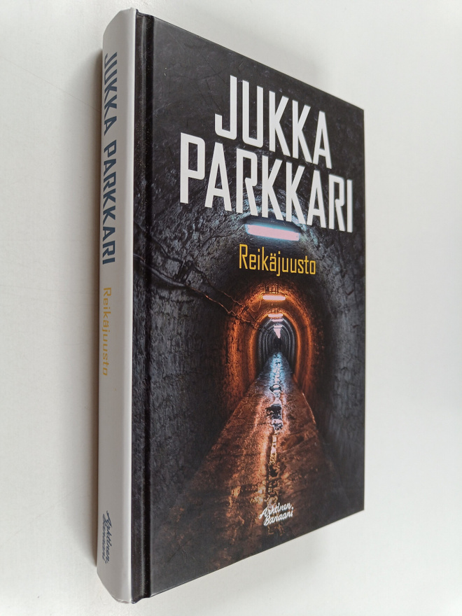 Jukka Parkkari : Reikäjuusto : romaani sotilaallisesta va...