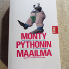 MONTY PYTHONIN MAAILMA - Pokkari 489s. - Kuin uusi - pikkukuva 1
