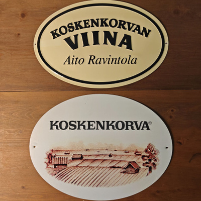 Koskenkorva-kyltit 2 kpl: Peltomaisema ja Aito Ravintola