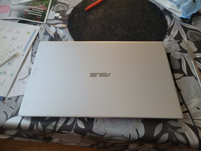 Myytävänä ASUS Vivobook 17 M712 mallinen kannettava