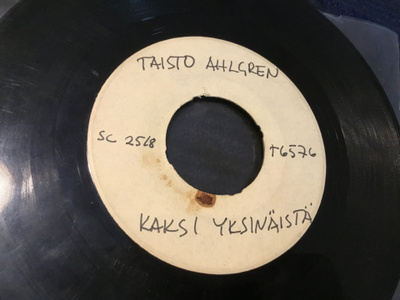 Taisto Ahlgren Kaksi yksinäistä koelevynä single