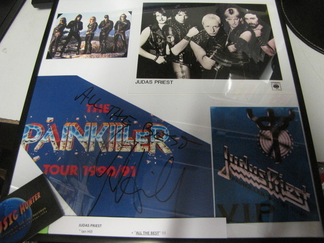 JUDAS PRIEST TAULU IAN HILLIN NIMIKIRJOITUKSELLA