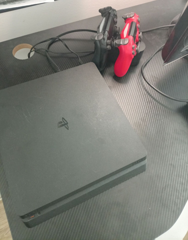 PS4 pelipaketti 2 ohjainta ja pelejä