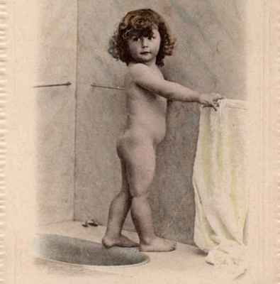 LAPSI / Alaston tummakiharainen pieni lapsi. 1900-l.
