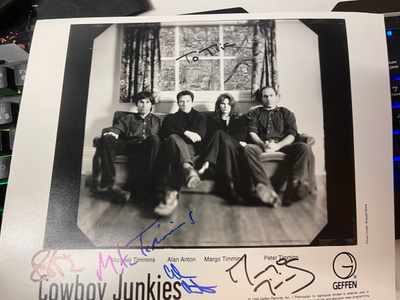 Cowboy Junkies -yhtyeen nimikirjoitukset promokuvassa