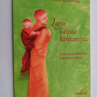 Evelin Kirkilionis : Lapsi kaipaa kantamista : kaikki kan... - pikkukuva 1