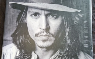 Kirja: Johnny Depp, kirjoittanut Daly, Suomenkielinen