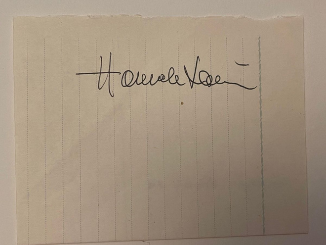 Hannele Lauri nimikirjoitus paperilla