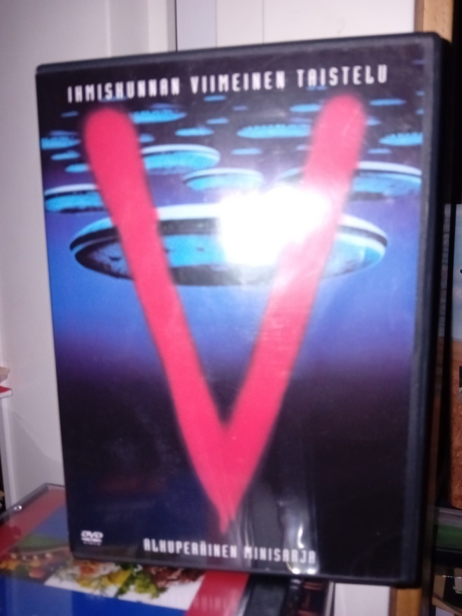Dvd  : V - muukalaiset saapuvat ( SIS POSTIKULU  )