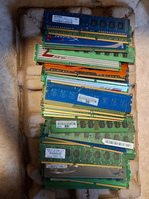 Noin 40kpl DDR3 1-2GB