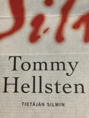 TOMMY HELLSTEN: TIETÄJÄN SILMIN