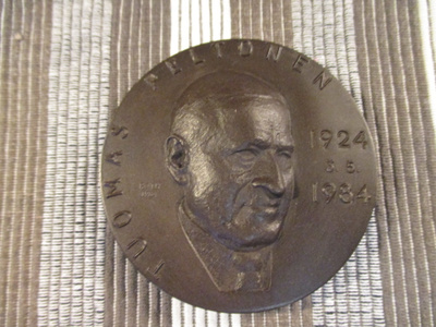 Tuomas Peltonen 1924  3.5. 1984 mitali / Jarkko Roth 1984.