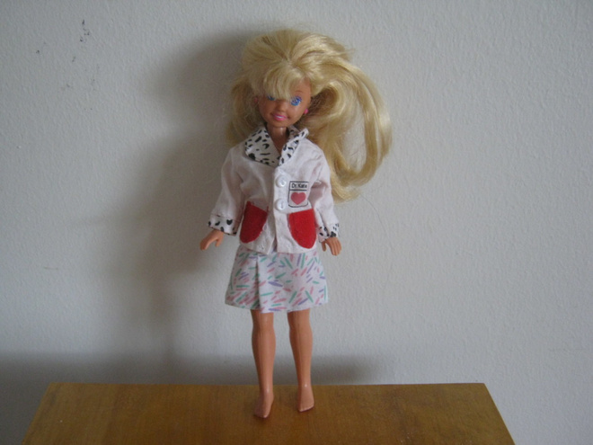 Barbie Stacie nukelle takki ja puolihame.