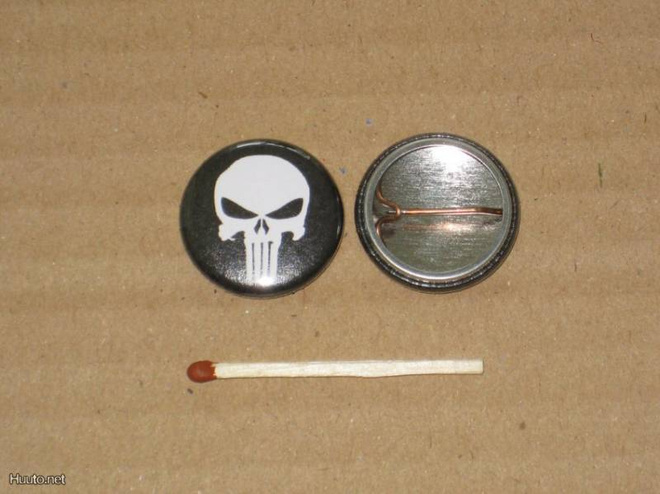 Punisher pääkallo rintanappi 1" i1