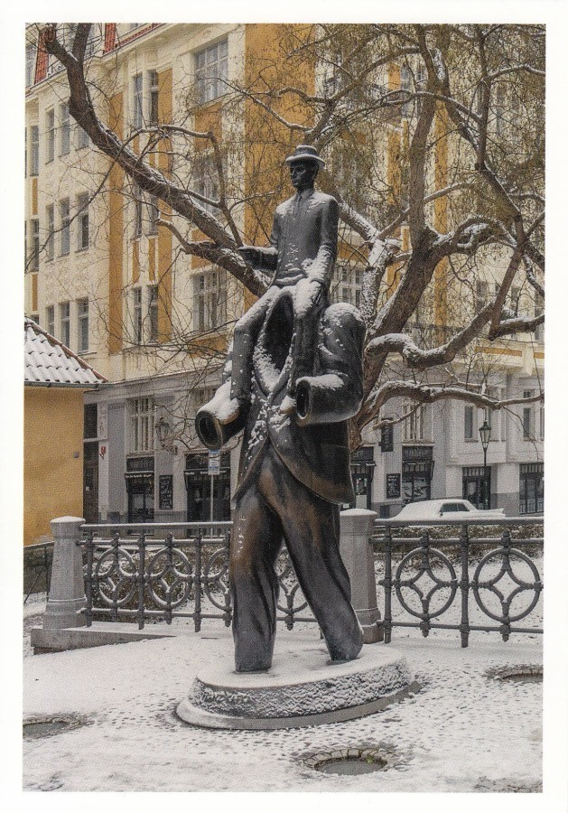 Franz Kafka muistomerkki talvella