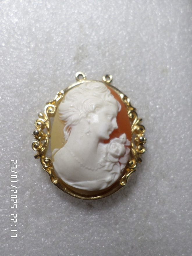 Komea  Kultadublee  rinta / pukukoru   koko  koko 38 x  44mm