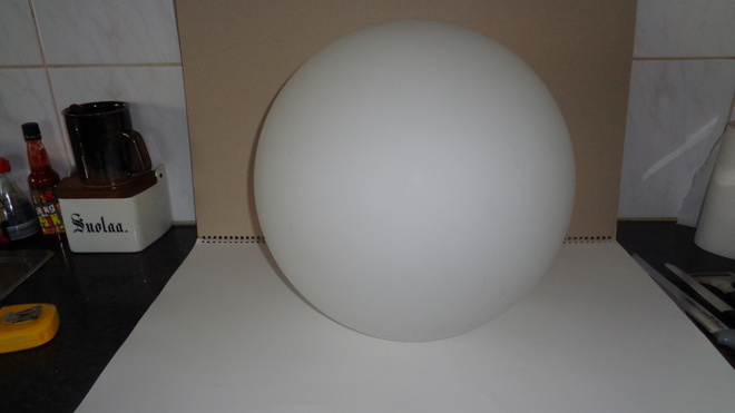 VALAISIN KUPU/VARJOSTIN, ISO 35 X 35 CM,