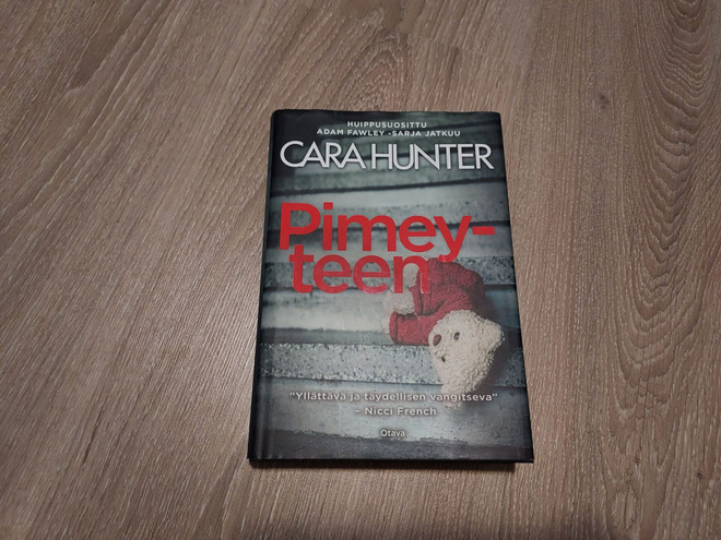 Cara Hunter Pimeyteen (2021)