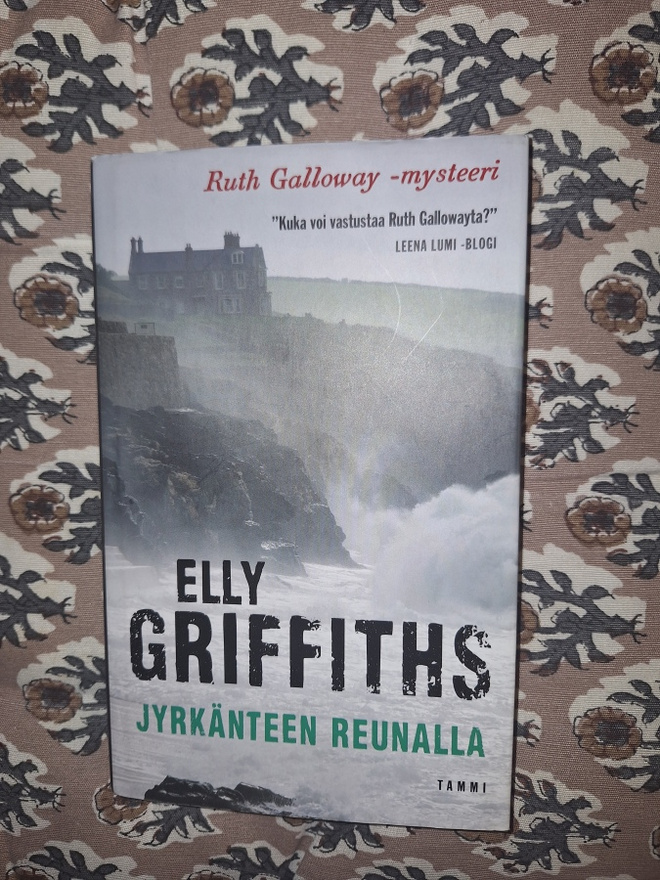 Elly Griffiths : Jyrkänteen reunalla 1p