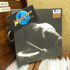 U2 - DESIRE / HALLELUJAH HERE SHE COMES EX-/EX- 7" - pikkukuva 1