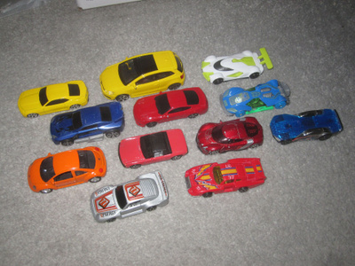 Kaksitoista pikkuautoa - VW, Ford, Porsche, Hotwheels,...