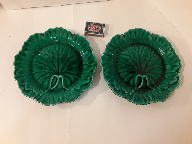 2 x Majolika Wedgwood seinälautanen