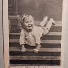 Lapsi itkee kaaduttuaan portaissa, vanha mv pk, p. 1904 - pikkukuva 1