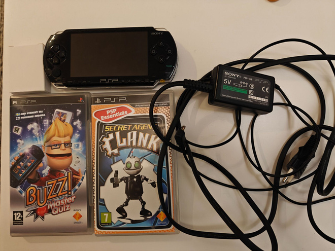 Sony PSP 1004 + 64GB, 2 akkua & pelit