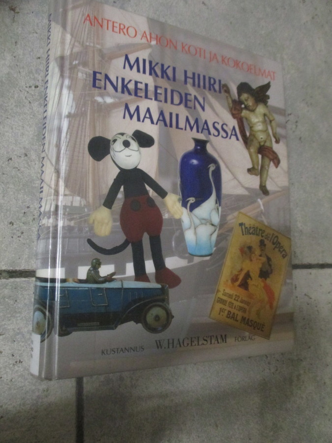 MIKKI HIIRI ENKELEIDEN MAAILMASSA