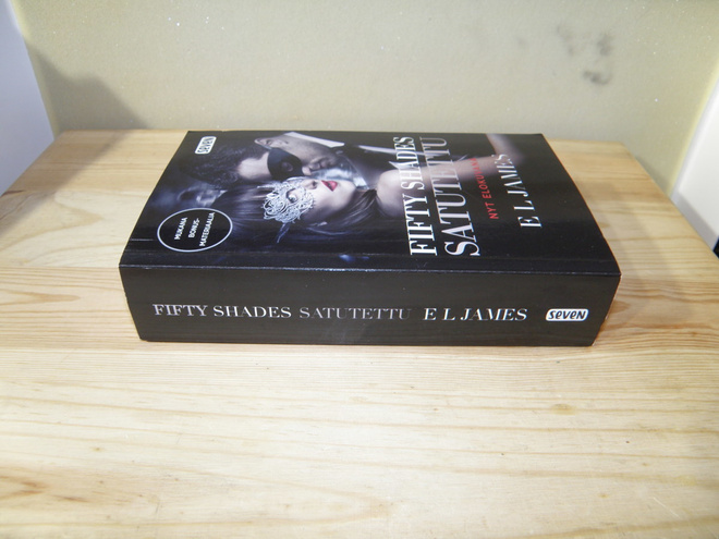 E L James Satutettu