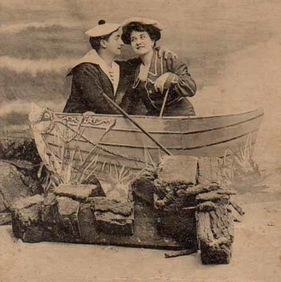 RAKKAUS / Merimies ja tyttö veneessä kaulakkain. 1900-l.