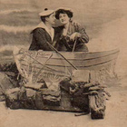 RAKKAUS / Merimies ja tyttö veneessä kaulakkain. 1900-l. - pikkukuva 1