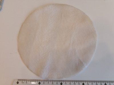 Nukkekoti pyöreä valkoinen pörröinen matto
