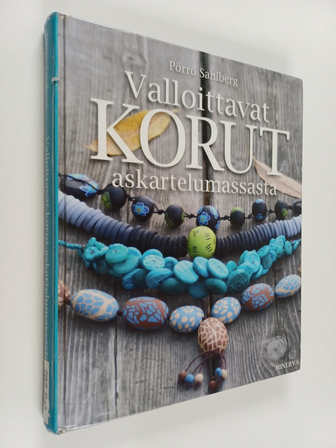 Pörrö Sahlberg : Valloittavat korut askartelumassasta