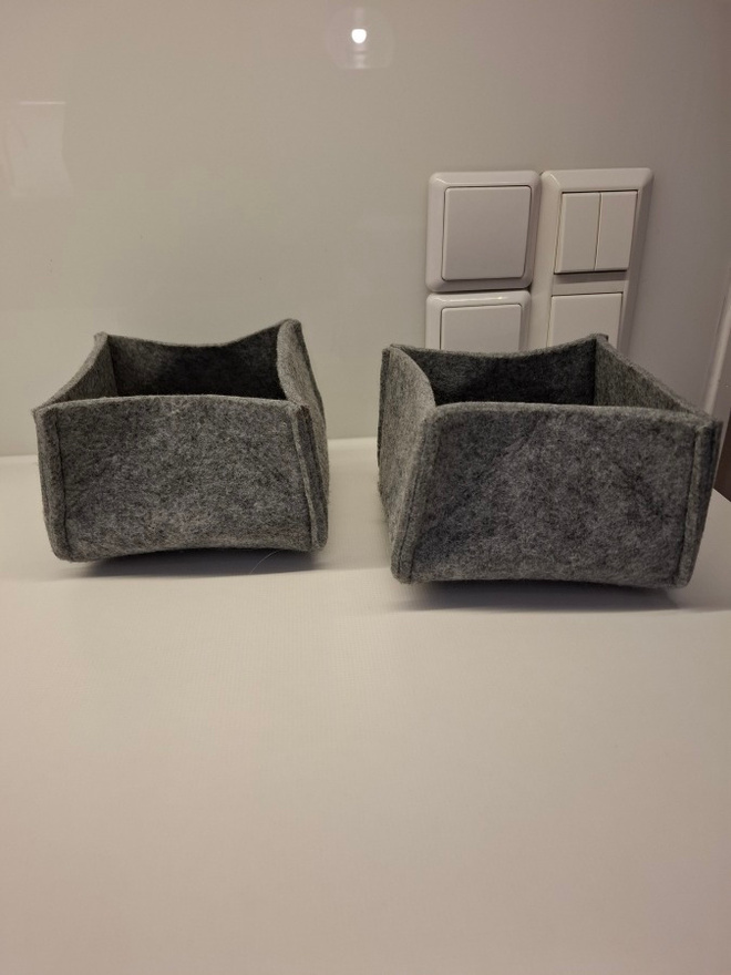 Kaksi kukkaruukunsuojusta, huopa. Väri vaal.harmaa