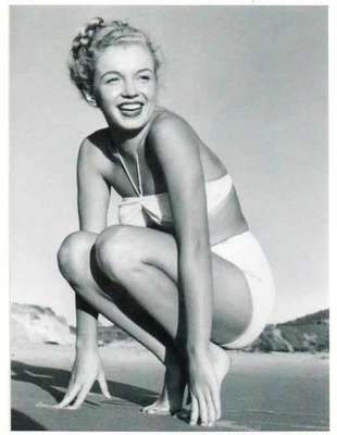 MARILYN MONROE - Kaunokainen kyykistelee rannalla - valokuva