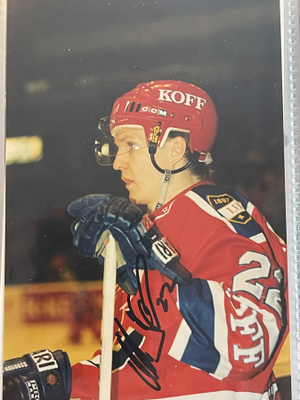 Mika Kortelainen (HIFK) nimikirjoitus valokuvassa