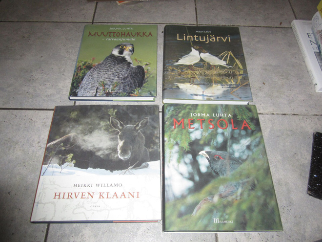 4 KOVAKANTISTA UUDENVEROISTA KIRJAA ; 1,p