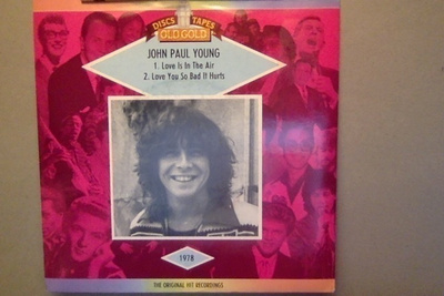 JOHN PAUL YOUNG  ::  LOVE IS IN THE AIR  ::  VINYYLI   7"