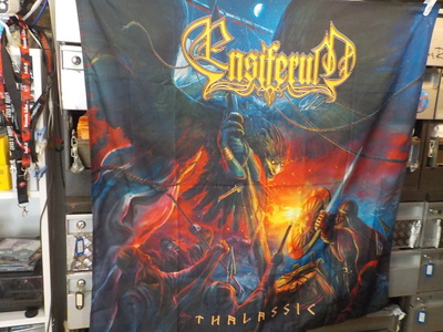 ENSIFERUM - THALASSIC SEINÄLIPPU PETEN NIMMARILLA